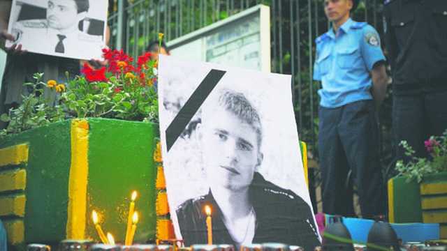 Засохшая кровь на новых мундирах. В полицию массово возвращаются старые кадры