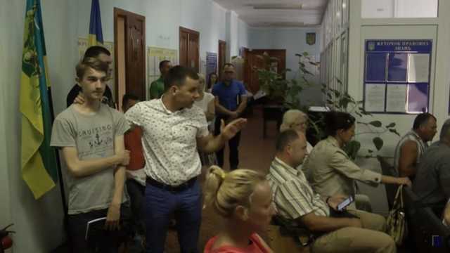 Школьнику, которого избил депутат, продолжают поступать угрозы