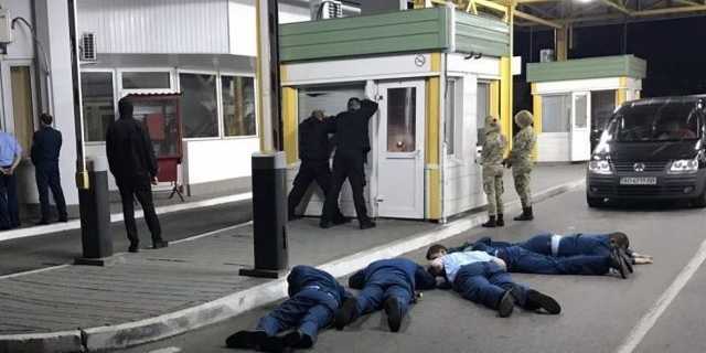 Крупная облава: на продажной таможне изъяли сотни тысяч долларов, задержаны пять человек