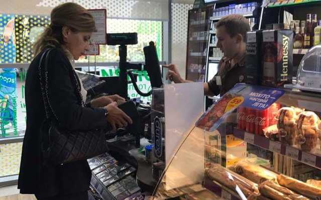 "Семья президента его случайно усыновила". Соцсети продолжают троллить провластного блогера за фото Марины Порошенко на заправке