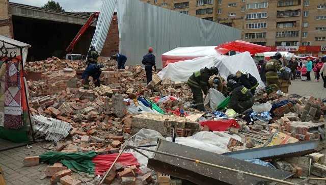 В Подмосковье кинотеатр обрушился на торговые палатки с людьми, девять пострадавших