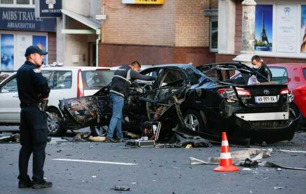 Появилось видео первых минут после взрыва авто в Киеве на Бессарабке