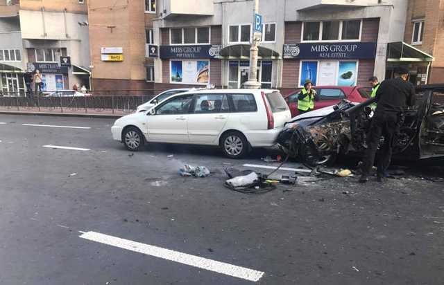 Пострадавшей при взрыве автомобиля в Киеве грозит ампутация ноги, она находится в реанимации