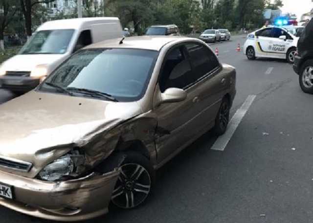 В Киеве на Оболони неадекватный водитель смял четыре авто и травмировал девушку