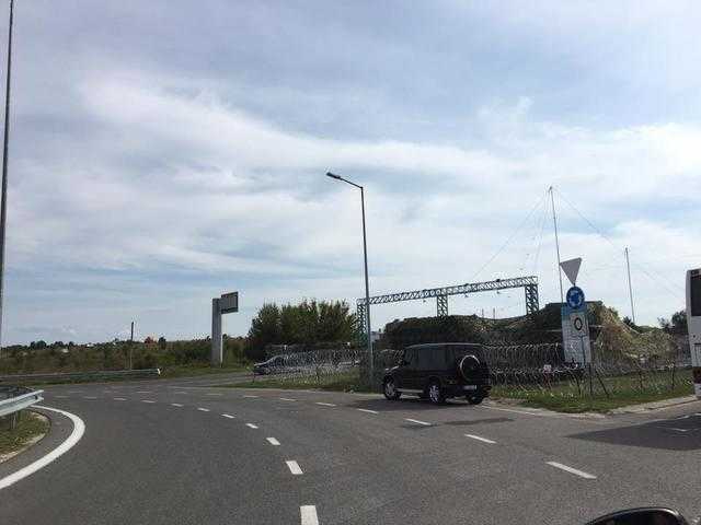 В пункте пропуска "Краковец" задержаны 100 человек в камуфляже