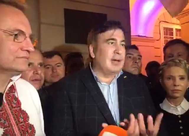 «Юлю геть!»: Тимошенко освистали сторонники Саакашвили после прорыва границы