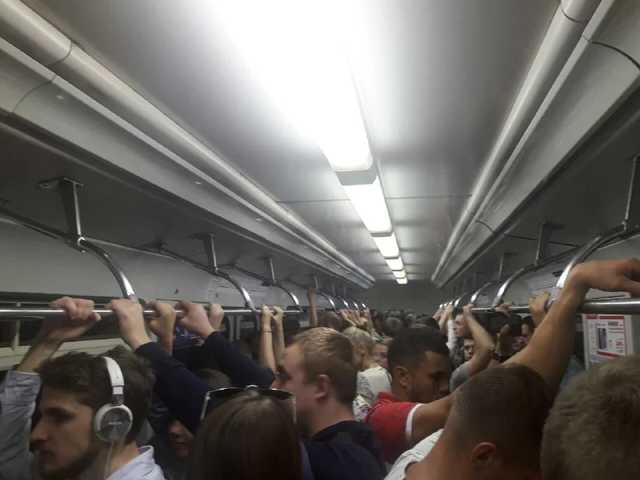 Кияни в паніці виламували двері в вагонах метро і дзвонили рідним