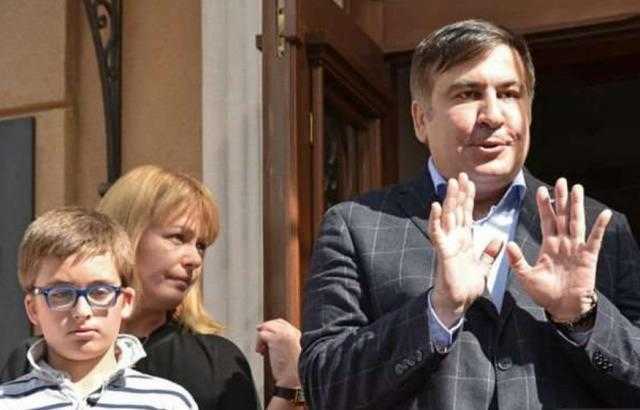 Дружина і син Саакашвілі вилетіли з України