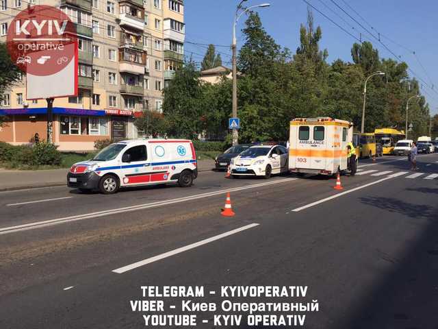 Машина медиков сбила человека на переходе