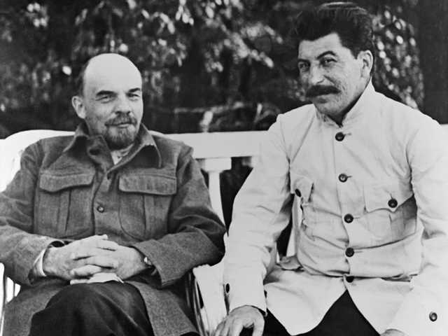 В Украине декоммунизация, а в Москве ставят новые бюсты Сталина и Ленина