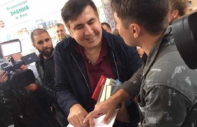 Кортеж Саакашвили остановила полиция из-за нарушения ПДД