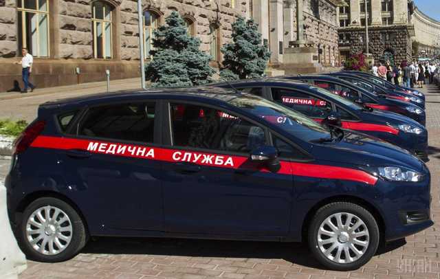 У Києві автомобіль медичної служби врізався у Volkswagen Touareg