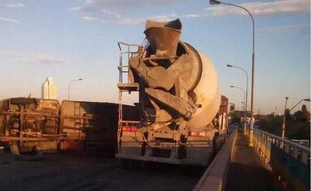 В Киеве на мосту перевернулся грузовик и полностью перекрыл дорогу