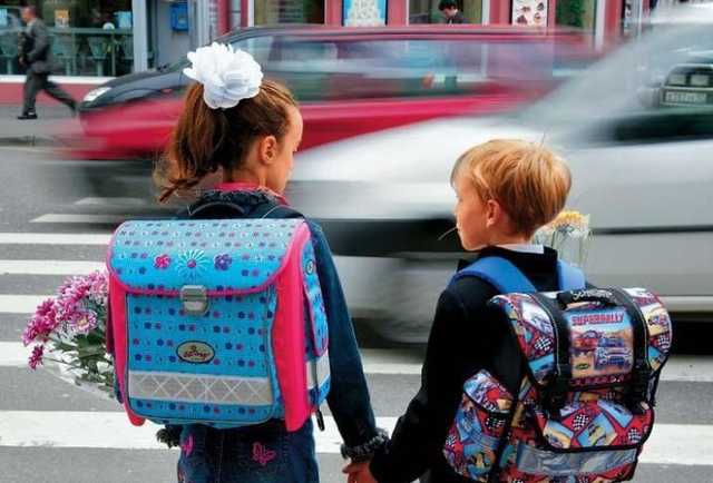 Задним ходом в детей на переходе: Автохам в Киеве устроил тяжелое ДТП