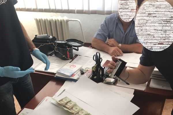 Руководителя коммунального предприятия в Умани задержали на взятке в 15 тыс грн