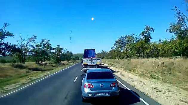 Сволочи наши военные, что творят!: сеть возмутил водитель фуры