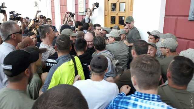 Одесса: под горсоветом драка и взрыв, полиция применила газ