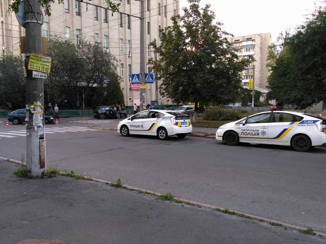 У Рівному група осіб на автомобілі стріляли по перехожим та патрульним