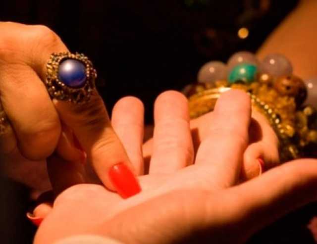 В Житомире «снимательницы порчи» выманили у пенсионерки 100 тыс грн