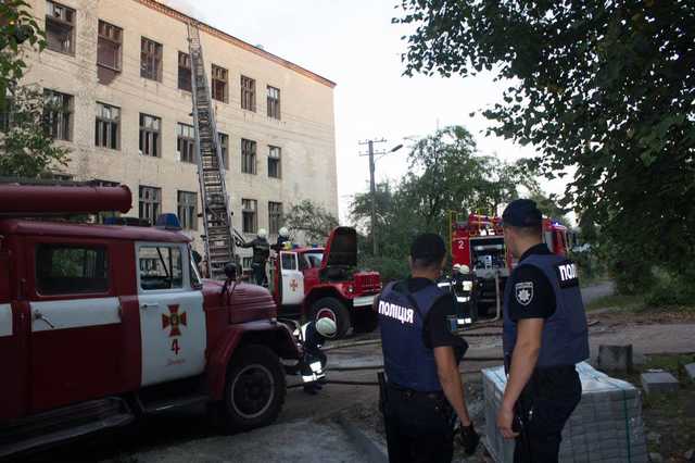 В Днепре сильный пожар на территории детского интерната