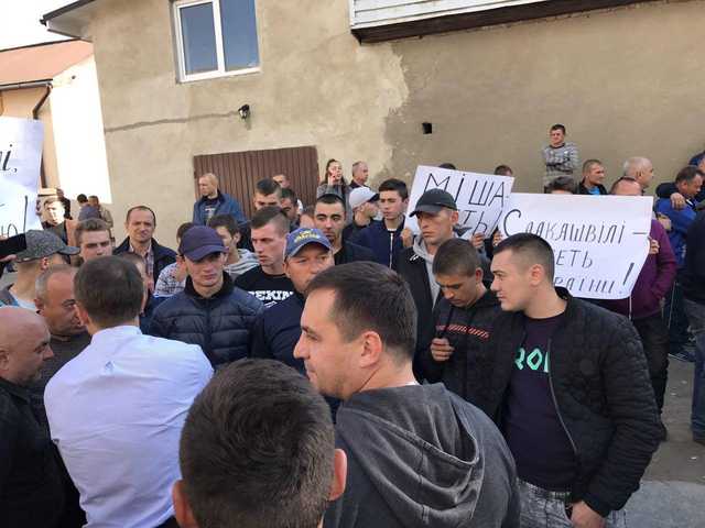 Саакашвили забросали яйцами перед судом по делу о «прорыве»