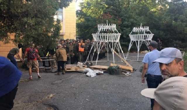 Под зданием суда, который оправдал и освободил пророссийских боевиков, возводят баррикады