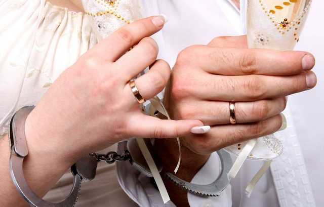 На Днепропетровщине пожизненно заключенный за двойное убийство женился на учительнице