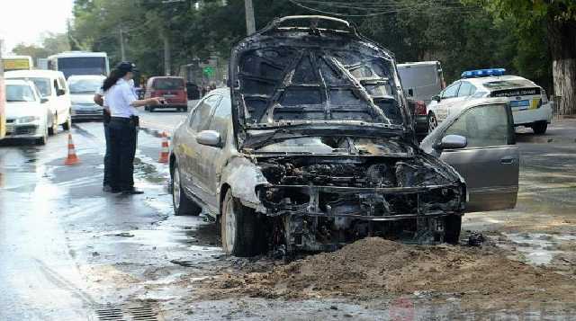 В Одессе посреди дороги загорелся автомобиль