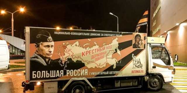 Сектанты Путина возили по Минску огромный плакат своего кумира