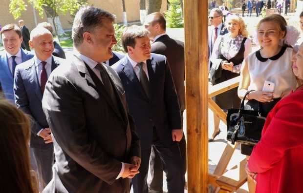 Порошенко открывал лагерь "Виктория" с недостроенными корпусами