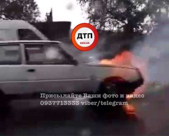 В Киеве вспыхнул автомобиль