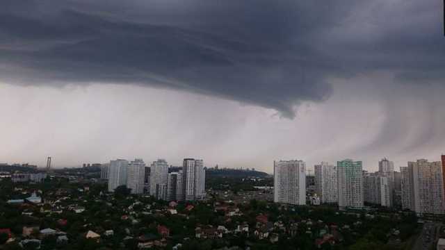 Гроза над Киевом чуть не закрутилась в смерч