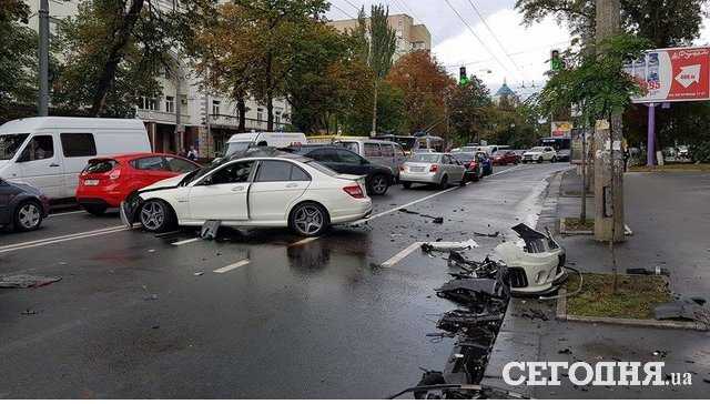 В Киеве на Лукьяновке столкнулись два авто, пострадали водители