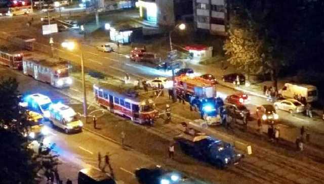 В Киеве трамвай сбил женщину с ребенком: мальчик погиб