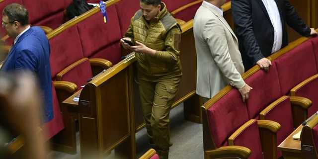 Савченко явилась в Раду в космическом комбинезоне цвета хаки