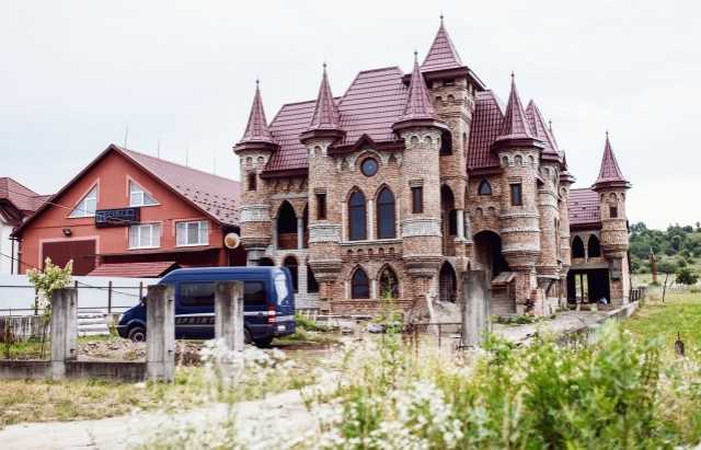 Мешканці закарпатського села вразили всю Україну розкішними маєтками