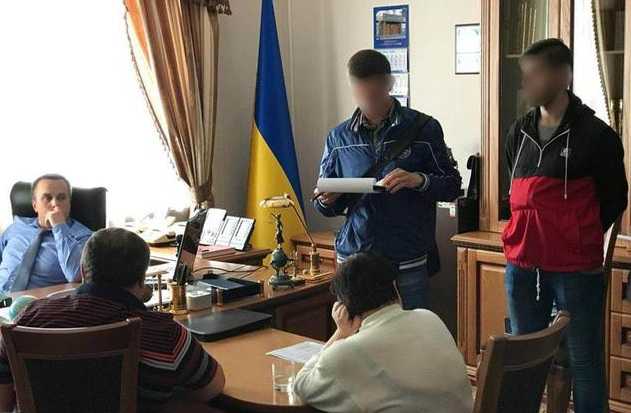 Задержаны двое судей, пытавшихся дать взятку 300 тысяч долларов главе САП Холодницкому