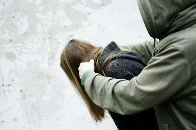 У Києві на очах у купи людей напали на дівчину