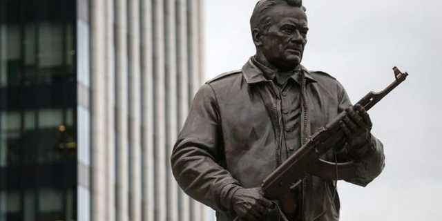 Скрепы дали трещину: на памятнике Калашникову в Москве изображен немецкий автомат