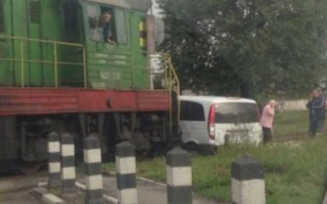 В Луцке тепловоз протаранил микроавтобус
