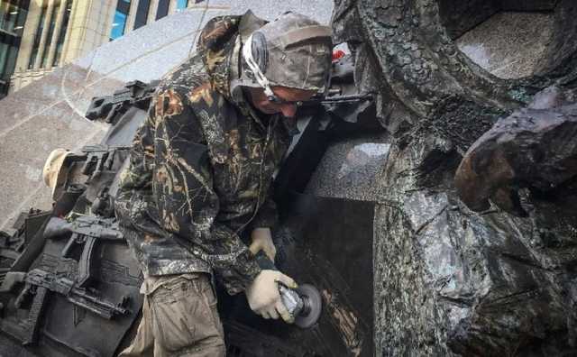 В Москве с памятника Калашникову срезали немецкую винтовку