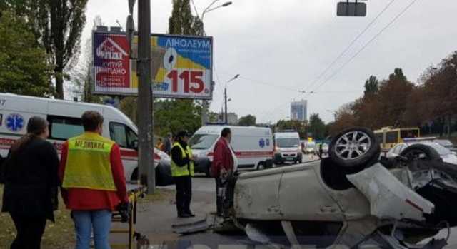 В Киеве перевернулось авто, двое пострадавших