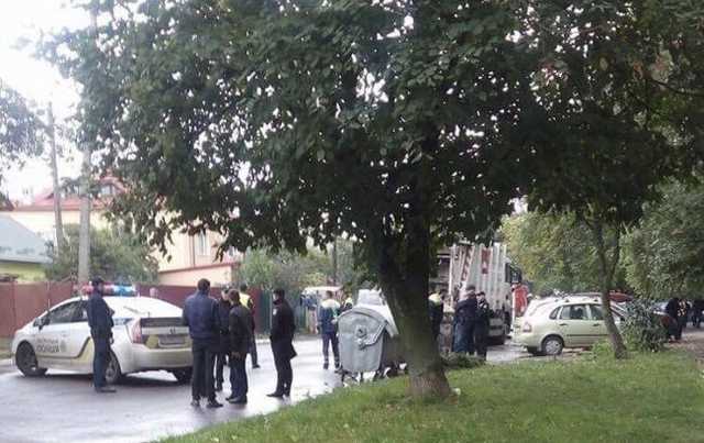 Во Львове мусоровоз насмерть переехал мать и дочь, перебегавших дорогу