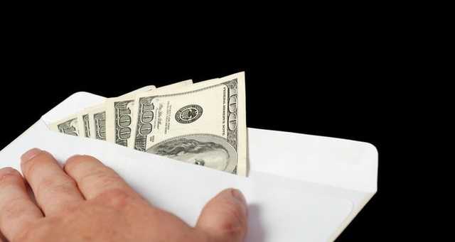 В Днепре чиновника горсовета задержали за взятку в 10 тысяч