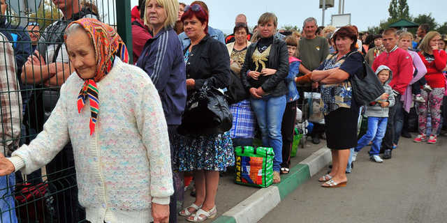 Бабулька сдала колечко, чтобы помочь военным. А вы говорите, Президент вытягивает страну?