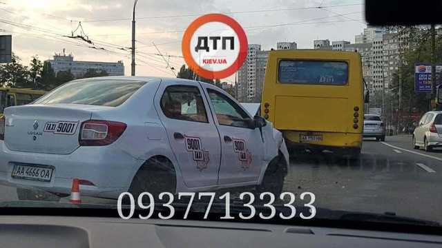 В Киеве такси врезалось в маршрутку: есть пострадавшие
