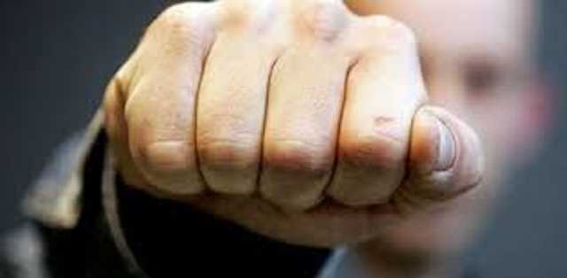 В Николаеве толпа неадекватов избила участника АТО: опубликовано видео