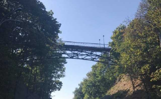 Со столичного моста пытается спрыгнуть молодой человек: Движение по Парковой дороге парализовано