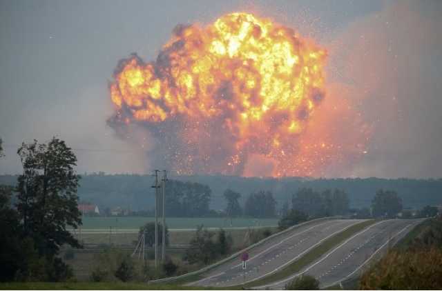В сети появились ужасающие кадры взрывов на складе боеприпасов в Калиновке