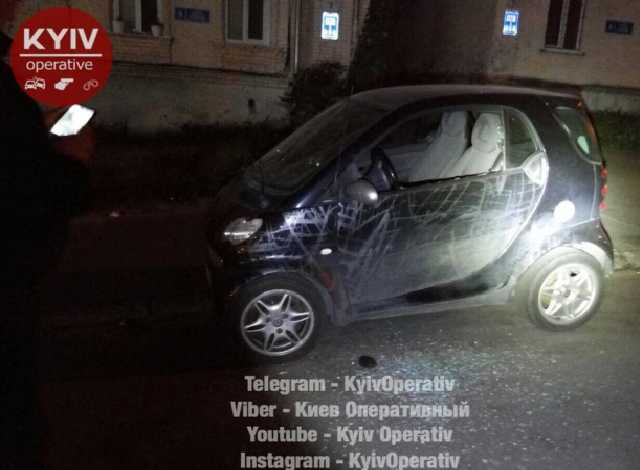 Пьяные хулиганы разбили битами несколько автомобилей в районе ж/д-вокзала в Киеве